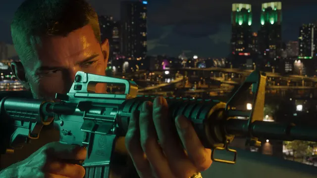 Jason mirando um fuzil estilo AR-15 à noite, com Vice City ao fundo, captura oficial do GTA 6
