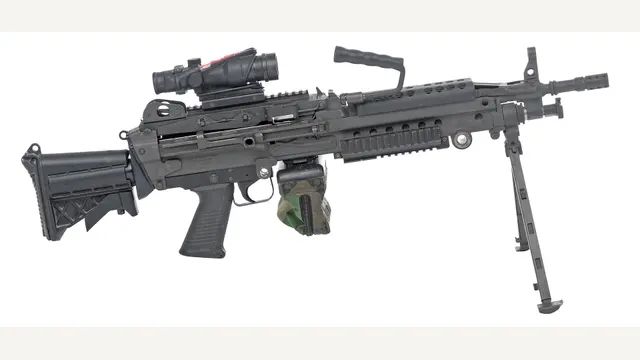 Metralhadora M249 real com bipé e mira óptica (foto de referência real, não é imagem do GTA 6)