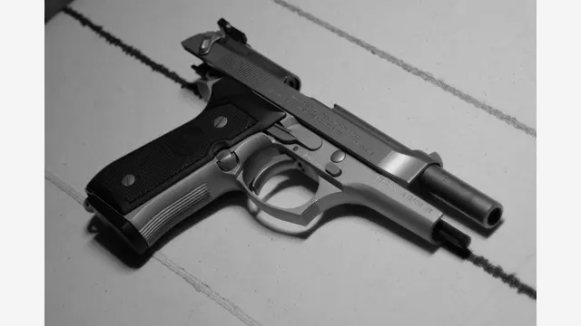 Pistola Beretta 92FS real, citada pela imprensa como inspiração da Girardi ES9 (foto de referência real, não é imagem do GTA 6)