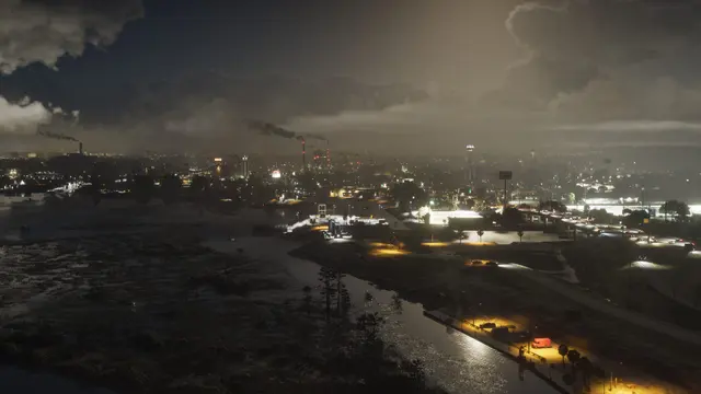 Ambrosia vista do alto à noite, em captura oficial do GTA 6