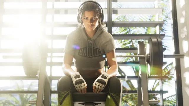 Lucia Caminos sentada na escada ao sol, em captura oficial do GTA 6
