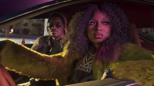 Roxy, do Real Dimez, no carro, em captura oficial do GTA 6
