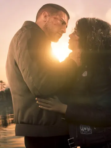 Lucia e Jason abraçados ao pôr do sol no GTA 6