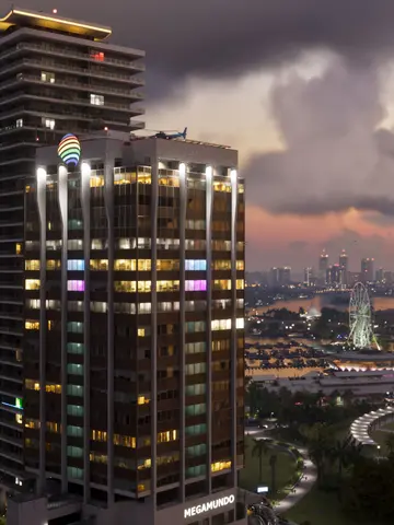Vice City ao entardecer com prédios e helicóptero no GTA 6